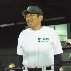 インタビューに答える専大松戸高野球部の持丸修一監督=千葉県松戸市の同高野球部グラウンド