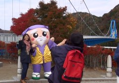 竜神大吊橋の前で写真撮影のリクエストに応じるハッスル黄門=常陸太田市天下野町