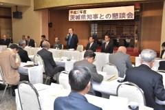 地域の課題について意見交換した県知事との懇談会=常陸太田市増井町