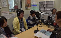 たかはぎFMでの職場体験に励む高校生3人(左側)=高萩市春日町