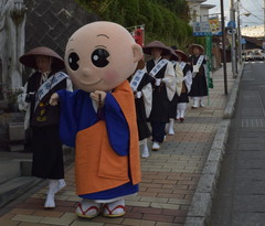 歳末助け合い托鉢募金で下館駅周辺を歩く僧侶=筑西市内