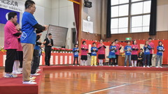 手話を交え砂田アトムさん(中央左)と校歌を歌う子どもたち=阿見町上長