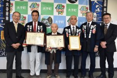 お米日本一コンテストで最高金賞を受賞した栗田哲也さん(左から2人目)、内田実さん(同3人目)、金賞の都筑一萬太郎さん(同4人目)=大子町役場