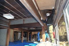 空き家の改修作業に取り組むプロジェクト参加者=稲敷市上須田