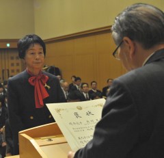 褒状を授与されるパワーリフティングの奥村正子(左)=水戸市内