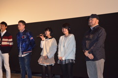 「十字架」上映後、舞台あいさつをする五十嵐匠監督(右)ら出演者=イオンシネマ下妻