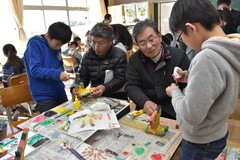 茨城新聞 真弓駒 作り挑戦 世矢小5年生 絵付けや組み立て 常陸太田