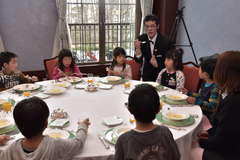 講師からスープの食べ方を教わる串挽保育園児ら=水戸市千波町の水戸プラザホテル