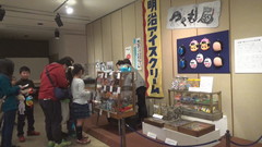 駄菓子屋も再現した「子どもは風の子　昭和の子」展=水戸市立博物館