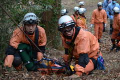 急斜面の搬送訓練を行う救急隊員=石岡市野田