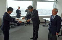 県都市緑化功労賞の表彰を受ける湯原英之さん(中央)=県庁