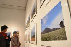 筑波山を全方位から撮影した写真展「紫峰百三十六景」=県陶芸美術館県民ギャラリー