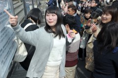 自分の番号を見つけ喜ぶ受験生ら=水戸市文京の茨城大、根本樹郎撮影