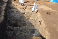 温石が出土した竪穴住居跡=つくば市金田