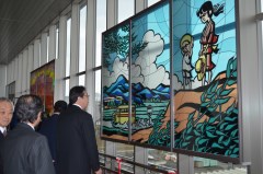 JR石岡駅の東西自由通路にお目見えした滝平二郎の切り絵作品のステンドグラス