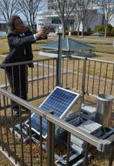 県庁県民広場に設置された小型気象計=水戸市笠原町
