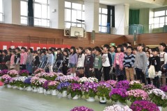 開校式で校歌を歌う鉾田北小の2〜6年生=鉾田市上冨田