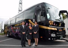 茨城交通が導入した新型観光バス「葵」(左は任田正史社長)=水戸市渡里町