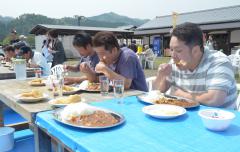 優勝目指し約2キロのカレーの早食いに挑む参加者=常陸太田市大中町