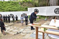朱舜水の墓を参拝する末裔の朱育成さん=常陸太田市瑞龍町