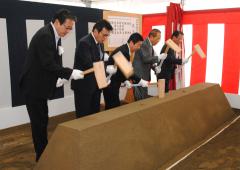 水戸市新庁舎の起工式でくわ入れをする高橋靖市長(中央)ら=水戸市中央