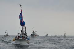 久慈漁港の漁船約20隻が海上渡御へ出発=久慈沖