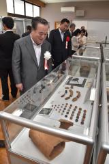 展示室を見て回る橋本昌知事ら式典参列者=城里町北方
