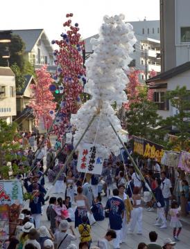 提灯を飾り付けた青竹を鹿島神宮境内に運び奉納する「提灯まち」=鹿嶋市宮中