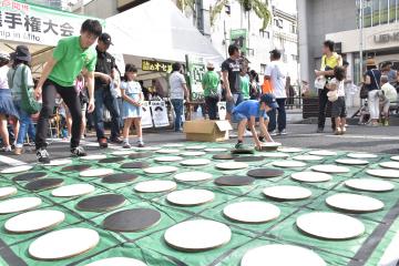 「世界オセロ選手権大会」のプレイベントで巨大オセロゲームが行われた=水戸市泉町