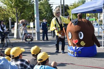 寸劇で防犯を呼び掛ける「ねば〜る君」=結城市中央町