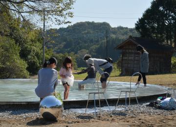 完成した妹島和世さんの足湯施設「Spring」を楽しむ家族連れら=大子町浅川、菊地克仁撮影