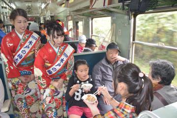 車両で乗客が納豆ご飯を楽しんだ=ひたちなか海浜鉄道湊線