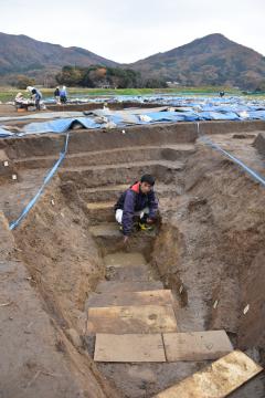 真壁城跡で確認された排水溝跡。最深で1・8メートルあった=桜川市真壁町古城