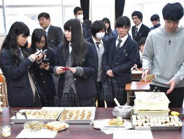 スイーツコンテストの試食会で作品を撮影する生徒ら=鉾田市徳宿