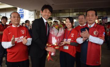 錦織孝一鹿嶋市長(右)らに祝福される鹿島アントラーズの石井正忠監督(左から2人目)=鹿嶋市役所