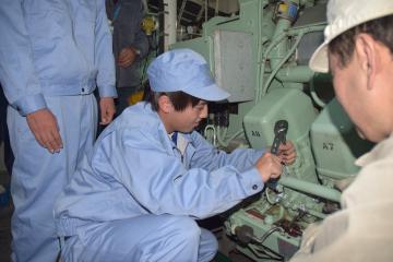 巡視船「あかぎ」でエンジンの一部点検整備をする生徒(中央)=茨城港大洗港区
