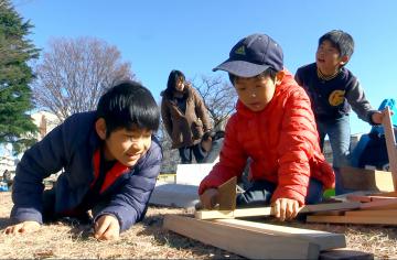 廃材を思い思いに加工して楽しむ子どもたち=ひたちなか市長堀町