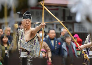 境内では水戸市弓道連盟有志による古式礼射が行われた=水戸市八幡町の水戸八幡宮、嘉成隆行撮影