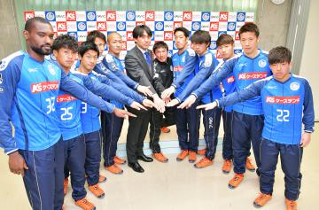 西ケ谷隆之監督(左から6人目)と新加入選手=ケーズデンキスタジアム水戸、菊地克仁撮影