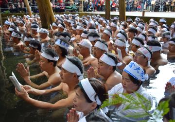 茨城新聞 荒行 大寒みそぎ 鹿島神宮