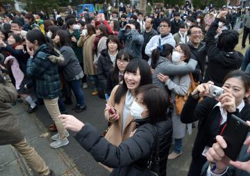 自分の番号を見つけ喜ぶ受験生=水戸市文京
