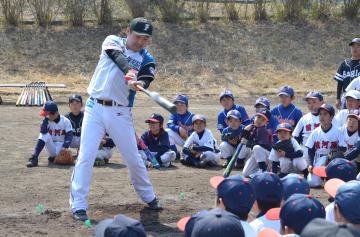 【茨城新聞】復旧球場で野球教室 常総、元プロ・池田さん講師に