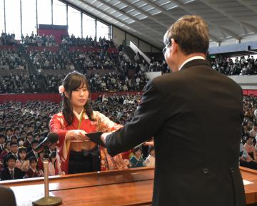 茨城大の卒業式で学位記を手渡される卒業生=水戸市新原