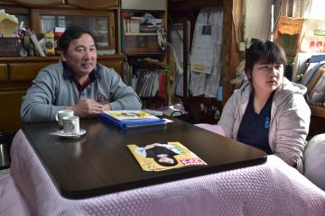 「ひよっこ」の初回放送を見る菊地英敏さん(左)と有沙さん=高萩市本町