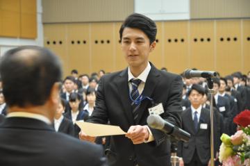 新規採用職員を代表し宣誓した滑川知弥さん=県庁講堂