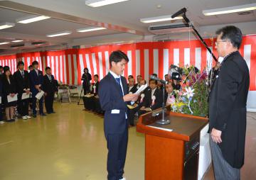 新入生を代表して決意表明する園芸学科の岡野弘誠さん(左)=茨城町長岡
