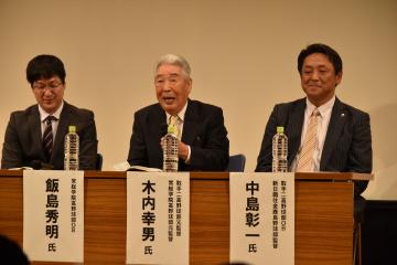 高校野球について熱く語る木内幸男氏(中央)=つくばみらい市神生