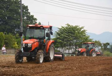 茨城新聞】クボタ、自動運転の農機公開 桜川で実演、来年販売へ