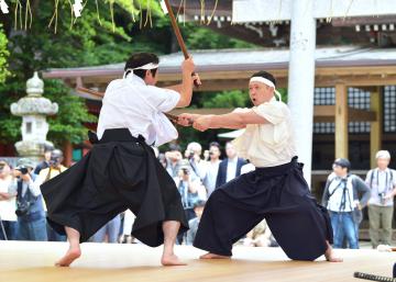 11流派が鍛錬の成果を披露した奉納演武=鹿嶋市宮中、村田知宏撮影