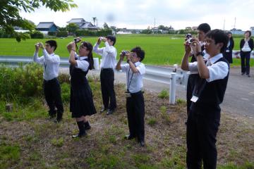 学校周辺の自然にカメラを向ける部員(益子拓哉部長撮影)=水戸市下大野町